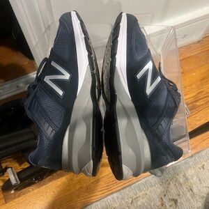 New Balance Navy Balance Men’s running sneakers size 9.5 M990NV5 used twice